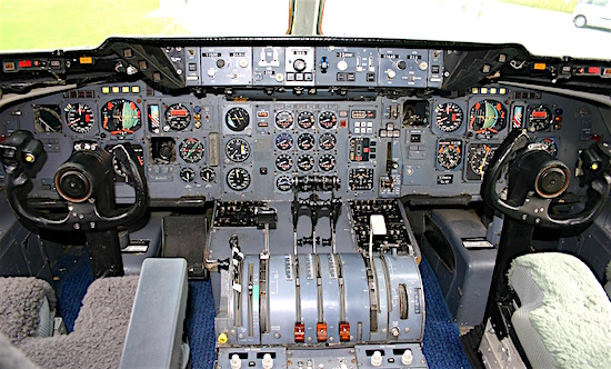 DC-10_flight_deck